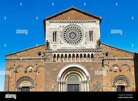 Foto dell'Ermicciolo e della sua facciata romanica dettagliata