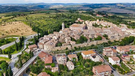 Foto del Palazzo Cervini e del borgo antico di Vivo d'Orcia