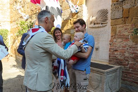 Foto di gruppo dei neobattezzati o cerimonia del battesimo contradaiolo