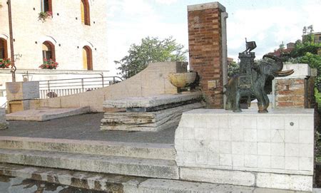 Foto della Fontanina della Contrada della Torre