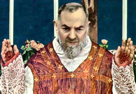 Foto storica di Padre Pio con i segni delle stimmate