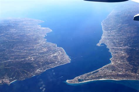 Foto panoramica di Reggio Calabria con lo Stretto di Messina e l'Aspromonte