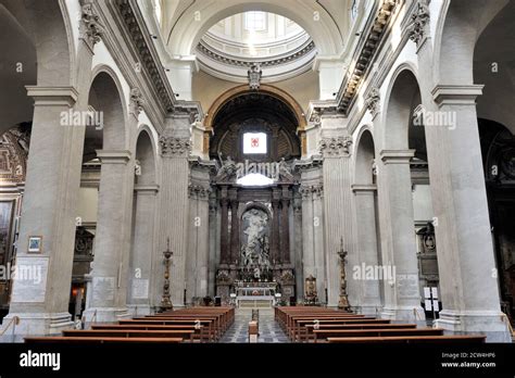 Interno della chiesa di San Giovanni dei Fiorentini, con focus sul coro