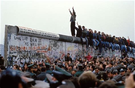 Storica fotografia della caduta del Muro di Berlino o di una protesta anti-comunista