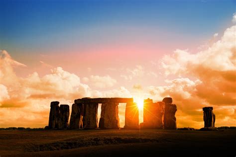Stonehenge durante l'alba del solstizio d'estate