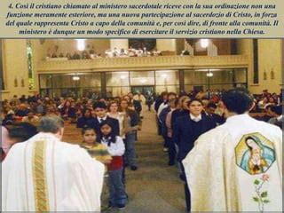 Rappresentazione simbolica del ministero sacerdotale: il legame tra la Parola, l'Eucaristia e il servizio al popolo di Dio.