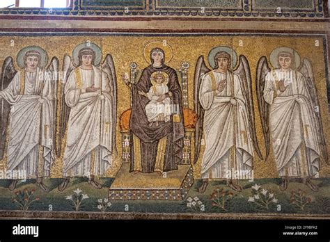 Mosaico teodoticiano della Vergine in trono con il Bambino, Sant'Apollinare Nuovo, Ravenna