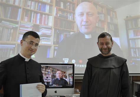 Sacerdoti e studiosi che consultano antichi testi biblici nella biblioteca dello Studium Biblicum Franciscanum