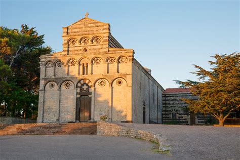 Foto esterna del Monastero di San Pietro di Sorres o della sua cattedrale in stile romanico