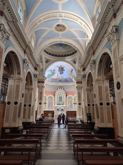 Interno dell'antica chiesa di San Gabriele dell'Addolorata con la Cappella del Santo in stile gotico inglese e affreschi luminosi