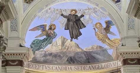 Architettura moderna del Santuario di San Gabriele dell'Addolorata con vetrate e mosaici