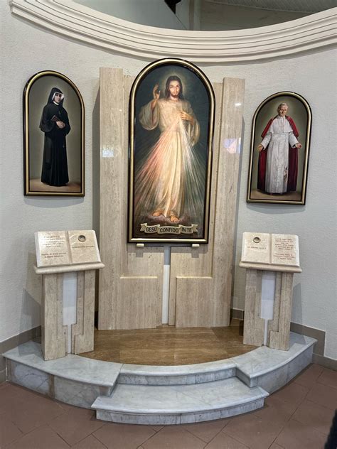 Interno della Basilica della Divina Misericordia con l'altare maggiore e il quadro di Gesù Misericordioso.