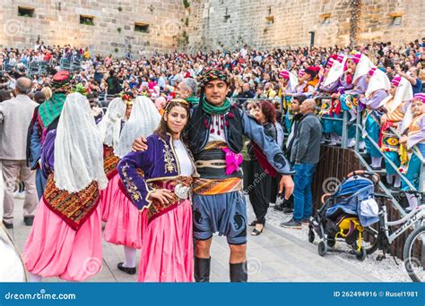 Foto di un festival culturale con danzatori in costumi tradizionali al Santuario della Verità