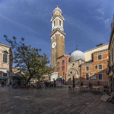 Campo Santi Apostoli a Venezia, con la chiesa omonima e i giardini
