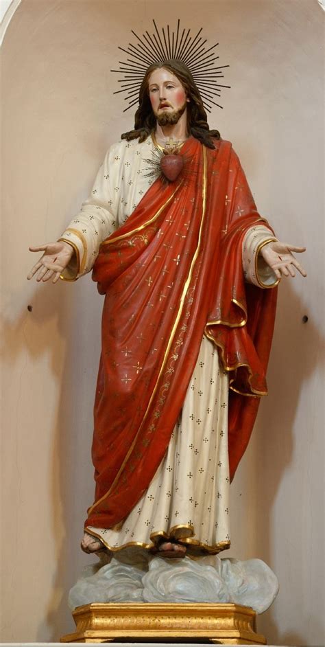 Statua del Sacro Cuore di Gesù in una chiesa