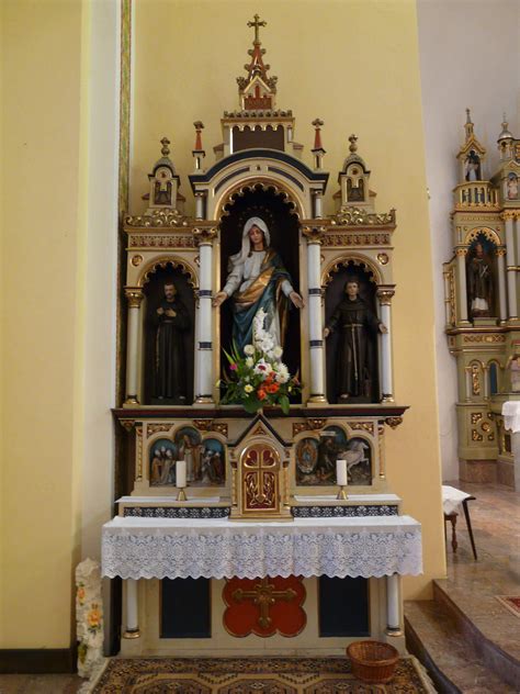 Interno di una chiesa o cappella con altare