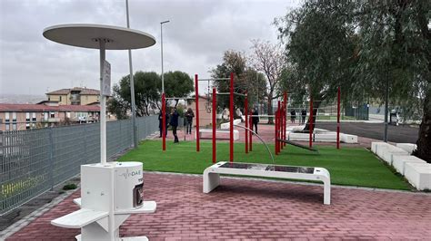 Foto di un'area verde attrezzata per lo svago e il gioco in un contesto urbano