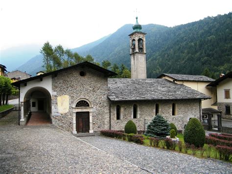 Veduta esterna della Chiesa di Gromo San Marino con paesaggio circostante