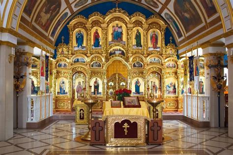 Interno di una chiesa ortodossa durante la liturgia, con fedeli in preghiera e icone