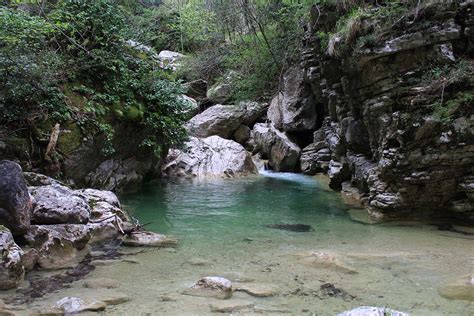 Foto panoramica delle Gole del Salinello con l'ingresso della Grotta di Sant'Angelo