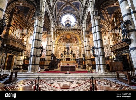 Foto ravvicinata dell'altare maggiore del Duomo di Lanciano con dettagli delle sculture e dei marmi
