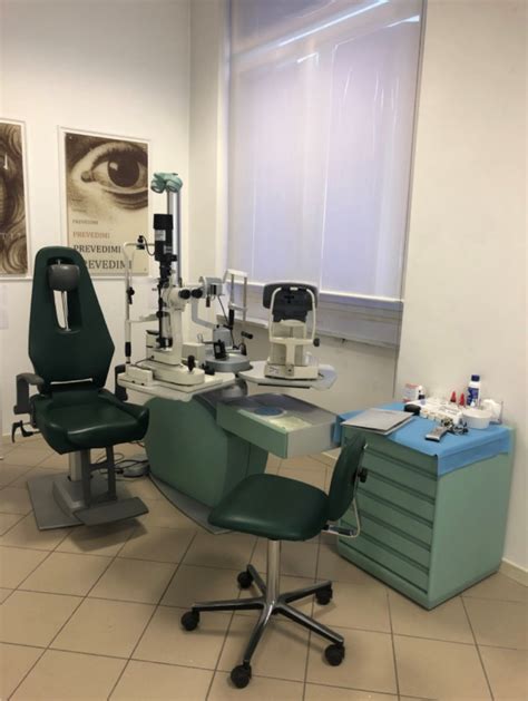 Foto interna dell'ambulatorio di oculistica con strumentazione moderna