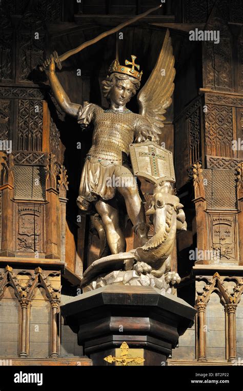 statua di San Michele Arcangelo che sconfigge il drago