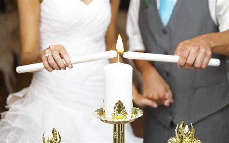 Schema del rito delle candele nuziali, con due candele piccole che accendono una grande.