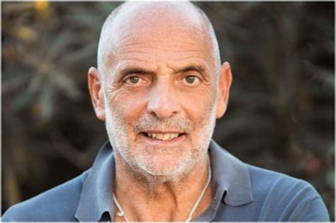 Paolo Brosio in veste di giornalista durante un reportage