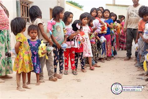 Volontari H.H.P.P. in missione umanitaria in Madagascar che interagiscono con bambini locali.