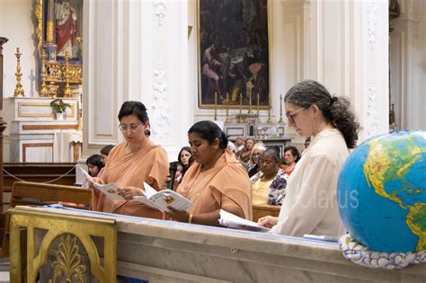 Suor Josephine Rani Cheppelli durante una cerimonia religiosa o in contesto missionario in India.