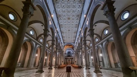 Interno della Chiesa di San Lorenzo con evidenza delle opere d'arte e affreschi