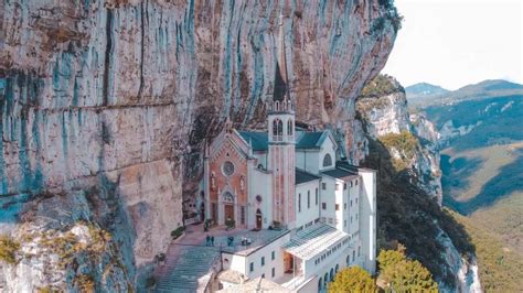 Santuario della Madonna dell'Albero a Prospiano, con alberi circostanti