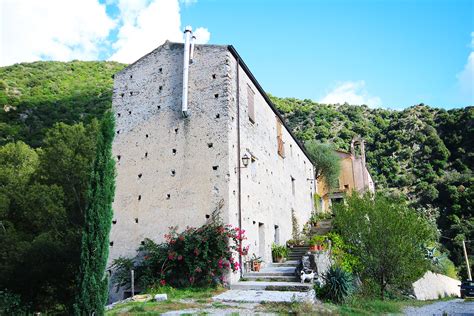 Eremo di Sant'Ilarione incastonato nella roccia, con il paesaggio circostante