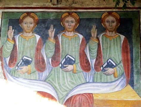 Facciata dell'Ospizio della Trinità a Valgrana con affreschi originali