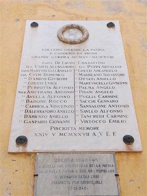 Foto delle lapidi commemorative del 1951 con i nomi dei caduti