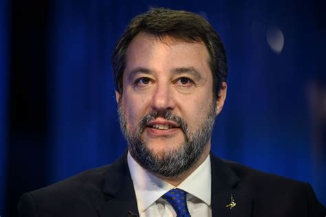 Matteo Salvini bacia il rosario durante una conferenza stampa post-elezioni