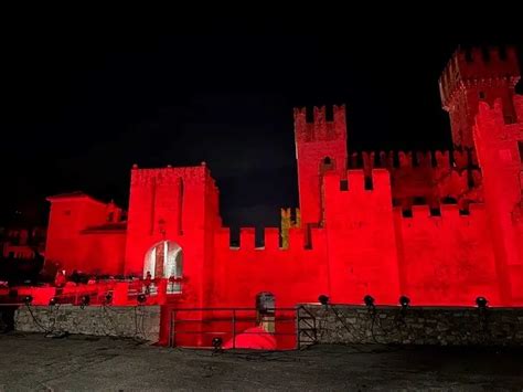 Suggestiva fiaccolata che scende dal castello illuminato di Rosso Matilde