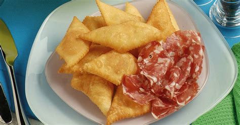 Piatto di gnocco fritto con salumi