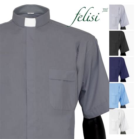 Foto di una camicia clergy indossata da un sacerdote con il collarino