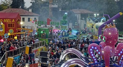 Foto di giostre e stand gastronomici del Luna Park di Santa Maria delle Mole