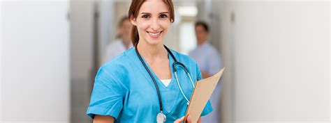 Infermiere che esegue medicazioni in un ambiente farmaceutico professionale