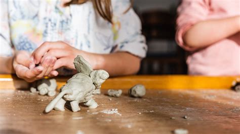 Laboratorio didattico di ceramica dove i bambini modellano l'argilla seguendo le indicazioni dei maestri artigiani