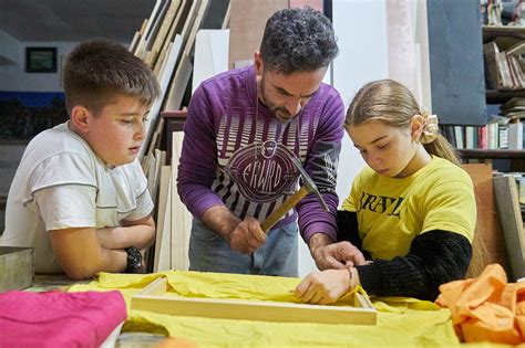 Integrazione sociale: ragazzi impegnati in un laboratorio creativo in collaborazione con maestri artigiani