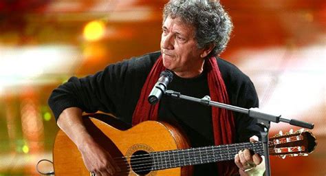 Foto di Eugenio Bennato durante un concerto