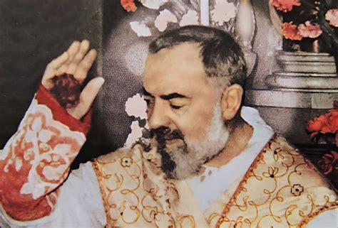 Foto d'epoca di Padre Pio con le mani coperte, o una raffigurazione delle sue stigmata