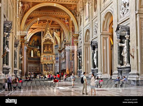 Interno dell'Arcibasilica di San Giovanni in Laterano con elementi araldici