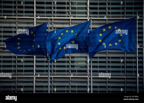 Sede della COMECE a Bruxelles, con bandiere dell'UE e del Vaticano