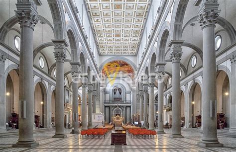 Interno della Basilica di San Lorenzo con enfasi sui dadi brunelleschiani e la prospettiva
