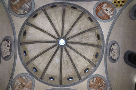 Interno della Sagrestia Vecchia con la cupola affrescata e opere scultoree di Donatello